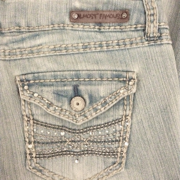 Almost Famous Crystal Pocket DISTRESS High Rise LIGHT BLUE Capris Sz 7 Sun Fade - Picture 2 of 16